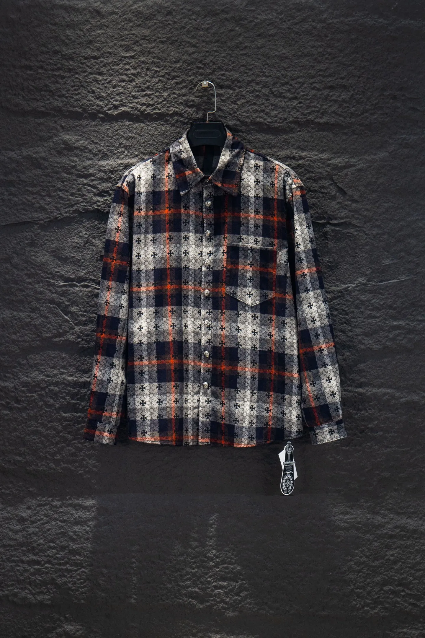 P260 ChromeHearts Chrome Hearts printed cuffs and leather plaid shirt. Customized jacquard fabric, you can wear it in various styles. This genderless shirt is a must-have for nightclubs. It can be worn as a jacket for both men and women. It can be easily worn by both men and women!  The plaid shirt that I have been thinking about has arranged for you to check in with plaid fans! The original loose fit is made of high-quality pure cotton fabrics. The fabric pattern is high-definition and delicate without burrs. It is comfortable and breathable to wear. All the buttons are molded and customized. It is casual and fashionable and can be matched with any bottoms. It can be windproof and sunproof in spring and summer. It can be worn inside or outside in autumn and winter! Easily concave shape makes you look slimmer and taller, perfect for both men and women! Customized main label, accessories, fully washable, whole body wiring, quality control, no heads!  Luxurious dark high street, Hollywood luxury goods, 25SS latest couples leather cross short-sleeved T-shirts, all reflect their own unique style! Made of thick black cotton, goatskin appliqués, hand-sewn custom metal hardware, and silicone varnish printing, multiple materials collide to create a unique texture. It also incorporates ChromeHearts medieval-style Sanskrit fonts and classic horseshoes, creating a unique and charming dark texture under the graceful arcs and all-black shadows, full of artistic sense!  Color: Black Blue Black Size: S M L XL